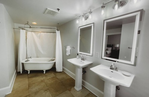 Downtown Hotel | Southern Pines The Jefferson Inn Deluxe King Guestroom