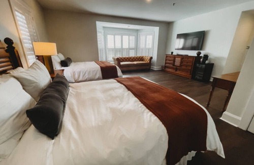 Downtown Hotel | Southern Pines The Jefferson Inn Deluxe 2-Queen Guestroom