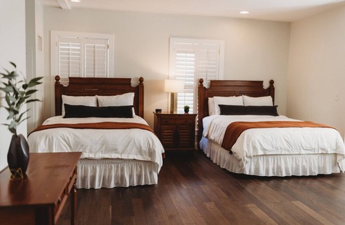 Downtown Hotel | Southern Pines The Jefferson Inn Deluxe 2-Queen Guestroom