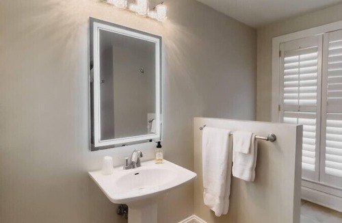 Downtown Hotel | Southern Pines The Jefferson Inn Deluxe 2-Queen Guestroom