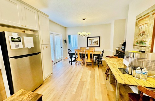 Eden House | Southern Porch Haven-Pet Friendly-Sleeps 8-Fenced Backyard-Near River & Trails