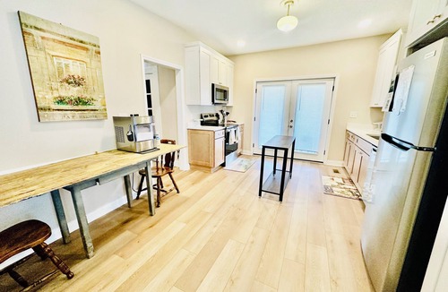 Eden House | Southern Porch Haven-Pet Friendly-Sleeps 8-Fenced Backyard-Near River & Trails