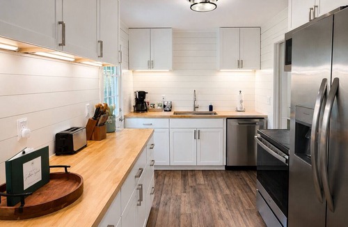 Aiken House | Southern Shade, King Beds, Walk to Park