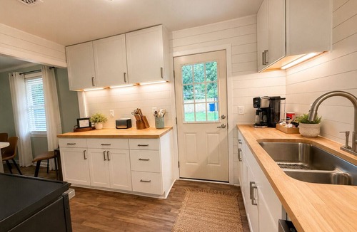 Aiken House | Southern Shade, King Beds, Walk to Park
