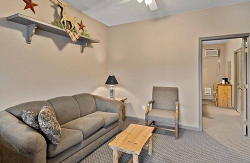 Lowman Hotel | Southfork Lodge - Riverside Inn