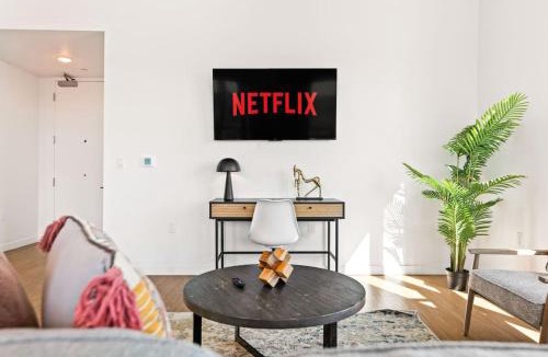 Little Tokyo Apartment | Spacious 1-BD with Stunning City Views in DTLA