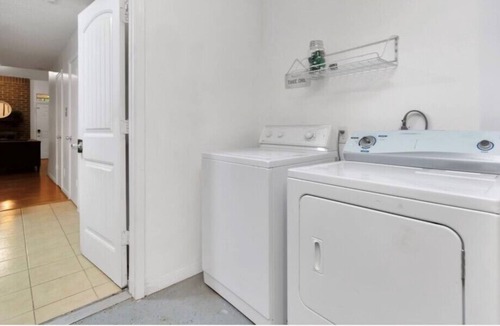 George Bush Park/Eldridge Condo | Spacious 1 bed 1 1/2 Bath With A Large Study that sleeps for 5