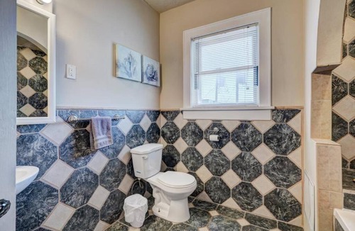 Asian District Apartment | Spacious 1BR Apt Sleeps4 by OCU - Office Fast Wifi