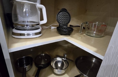 Surrey Newton Apartment | Spacious 1BR Suite w Laundry, workspace, wifi, close to malls, KPU&SMH