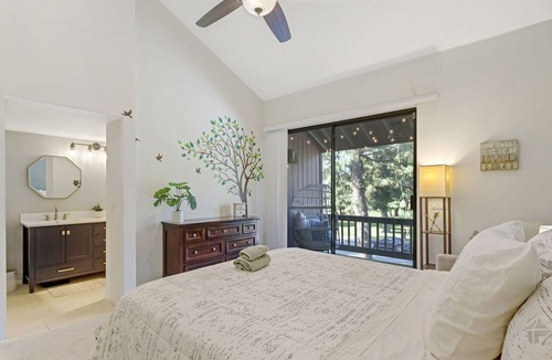 Warner Center House | Spacious 2-bedroom + office townhome in Woodland Hills