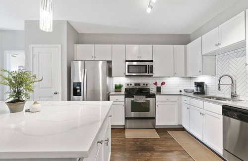 St. Edwards Apartment | Spacious 2B2B on South Congress, Pool & Gym