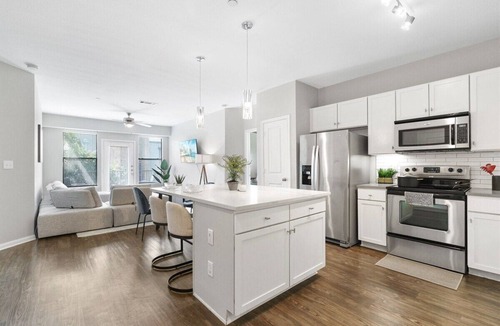 St. Edwards Apartment | Spacious 2B2B on South Congress, Pool & Gym