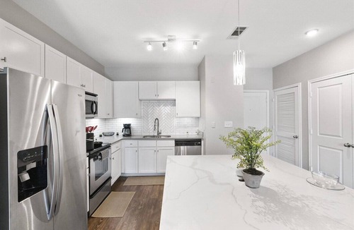 St. Edwards Apartment | Spacious 2B2B on South Congress, Pool & Gym