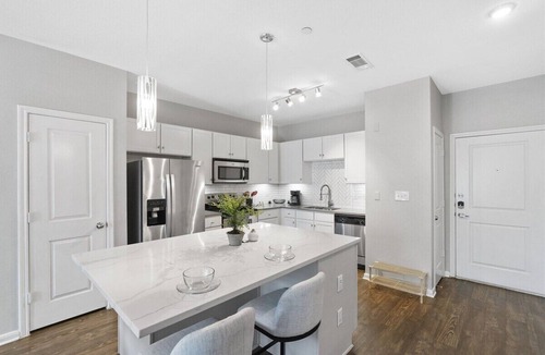 St. Edwards Apartment | Spacious 2B2B on South Congress, Pool & Gym