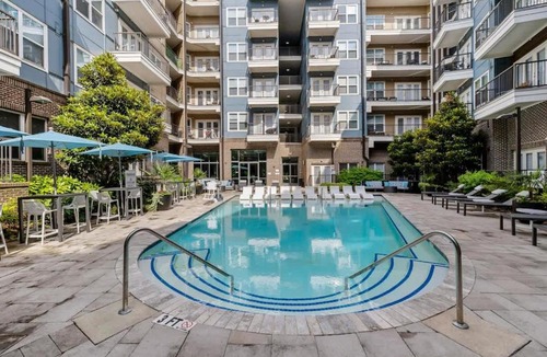 Cherry Apartment | Spacious 2BD - 5 Min DT, Gym, Parking, W-D - Sleep 12