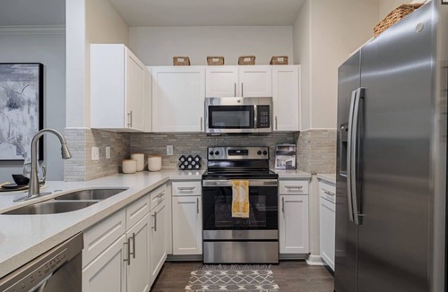 Energy Corridor Condo | Spacious 2BR Condo at San Paloma w Pool