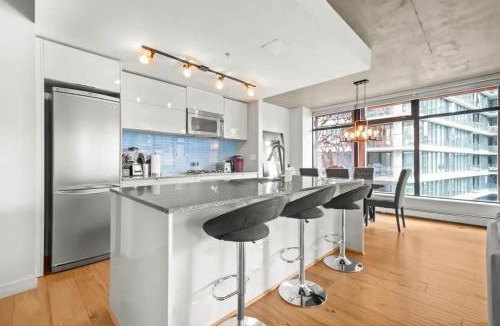 Gastown Apartment | Spacious 2BR Downtown Vancouver Condo Free Parking
