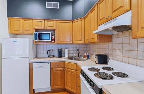 Rittenhouse Row Apartment | Spacious 2BR Gem | Prime Rittenhouse Area