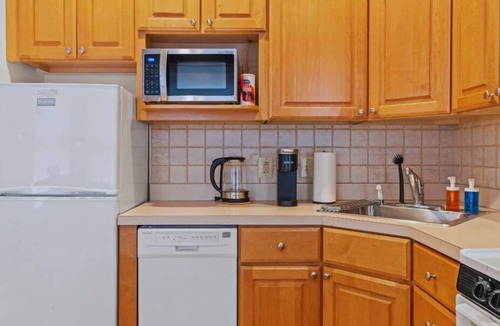 Rittenhouse Row Apartment | Spacious 2BR Gem | Prime Rittenhouse Area