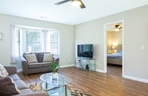Calhoun House | Spacious 2BR Ideal for Long-Term Business Stays
