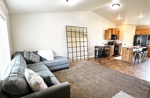 Ammon Condo | Spacious 3-Bedroom Ammon Condo with WiFi, AC, Full Kitchen & Modern Comforts