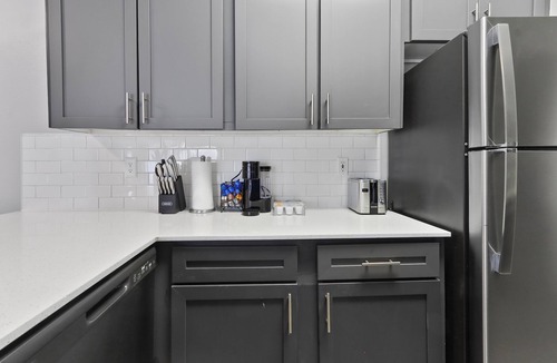 George Bush Park/Eldridge Apartment | Spacious 3-bedroom apartment - Close to Food and Fun!
