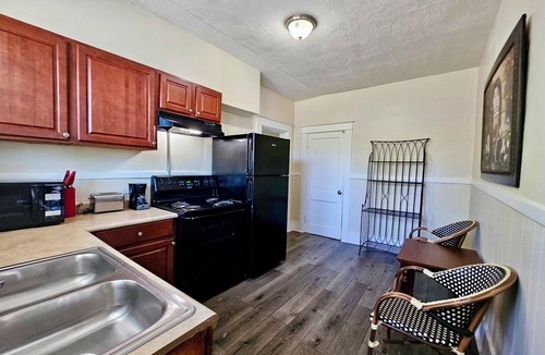 Vollintine-Evergreen Apartment | Spacious 3-bedroom apartment in nice Midtown Memphis near Beale st with AC