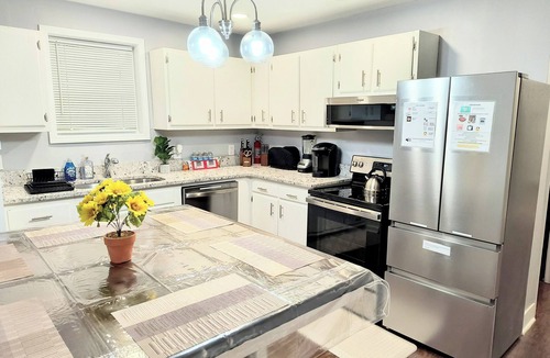 Greensboro House | Spacious 3BR/2BA Home-Fast WiFi, Smart TVs,Free Netflix,Furnished Patio- Pets OK