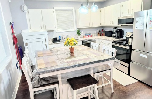 Greensboro House | Spacious 3BR/2BA Home-Fast WiFi, Smart TVs,Free Netflix,Furnished Patio- Pets OK