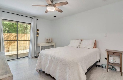 Pearland House | Spacious 3BR/3BA Upstairs Getaway with Private Balcony — Steps from Town Center