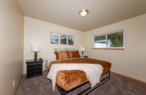 Spokane Valley House | Spacious 3BR Family Retreat w Fire Pit BBQ Smart TVs & More