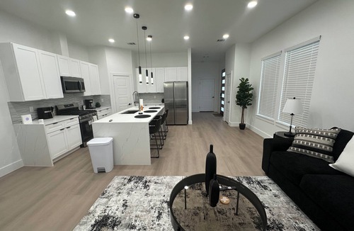 Foster Place House | Spacious 3BR Near Med Center, NRG & UH – 15 Min to Downtown