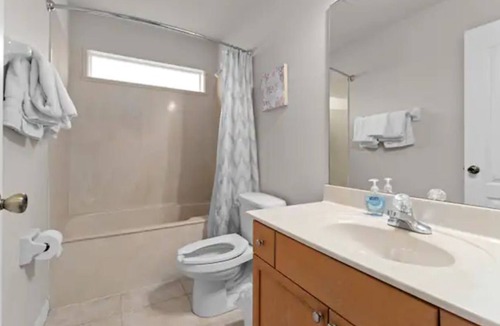 Royal Oak Golf Country Club House | Spacious 3BR + Office Apt Near Space Center