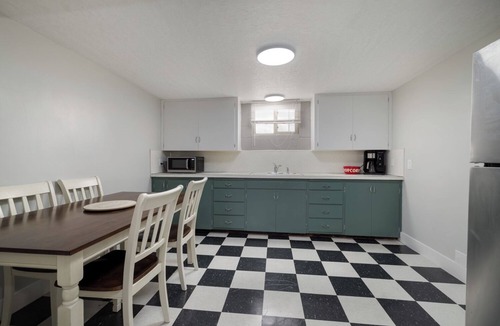 Maeser House | Spacious 4-bedroom 2 King beds, fast WiFi, fire pit. 2 kitchens, and games.
