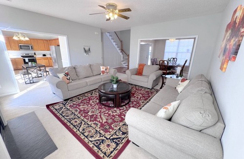 Greensboro House | Spacious 4 bedroom 4 bathroom home near Airport