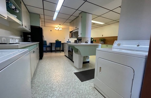 Chewelah House | Spacious 4-bedroom house that sleeps 15- 14 Min to 49 North Mountain Resort