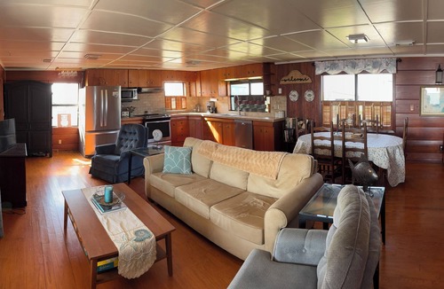 Palacios House | Spacious 4-bedroom house on the water in Palacios with 300 ft fishing pier
