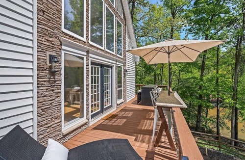 Barium Springs House | Spacious 4-bedroom 7 Beds waterfront cottage in lovely Mooresville, private dock