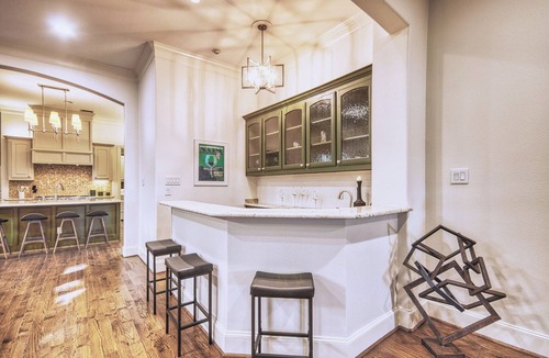 Dallas House | Spacious 4BR home in Highland Park West (central Dallas) with chef-style kitchen, 2 ovens, and elegant living areas. Perfect for families or group stays.