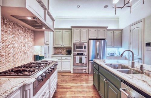 Dallas House | Spacious 4BR home in Highland Park West (central Dallas) with chef-style kitchen, 2 ovens, and elegant living areas. Perfect for families or group stays.
