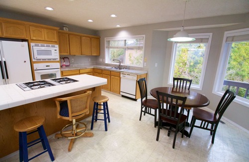 Beaverton House | Spacious, 4BR Single-Level near Parks