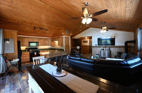 Island Park Cabin | Spacious 5 Bedroom/4 Bath Cabin + Loft, 25 mins from Yellowstone, Sleeps 18