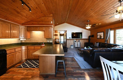 Island Park Cabin | Spacious 5 Bedroom/4 Bath Cabin + Loft, 25 mins from Yellowstone, Sleeps 18