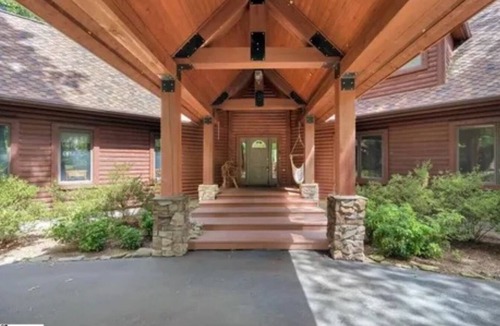 Highland Cabin | Spacious 5-bedroom cabin in delightful Landrum with WiFi, AC