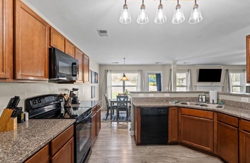 Charlotte House | Spacious 5-bedroom house in tranquil Charlotte with AC