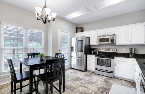 Live Oak House | Spacious 5-bedroom house with private pool in a central San Antonio location.