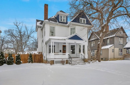 Elyria House | Spacious 5-bedroom house with parking and everything you need in charming Elyria