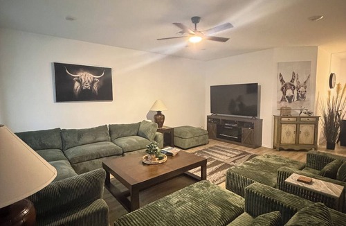 Marana House | Spacious 5-bedroom house. Harmony House ,Stylish, Cozy & Fully Equipped