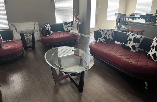Seguin House | Spacious 5-bedroom house in beautiful Seguin with AC and gym