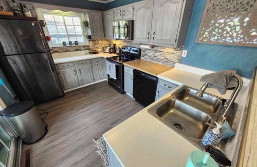 Lisbon House | Spacious 5-bedroom lake house in charming Hanoverton with hot tub, WiFi, AC